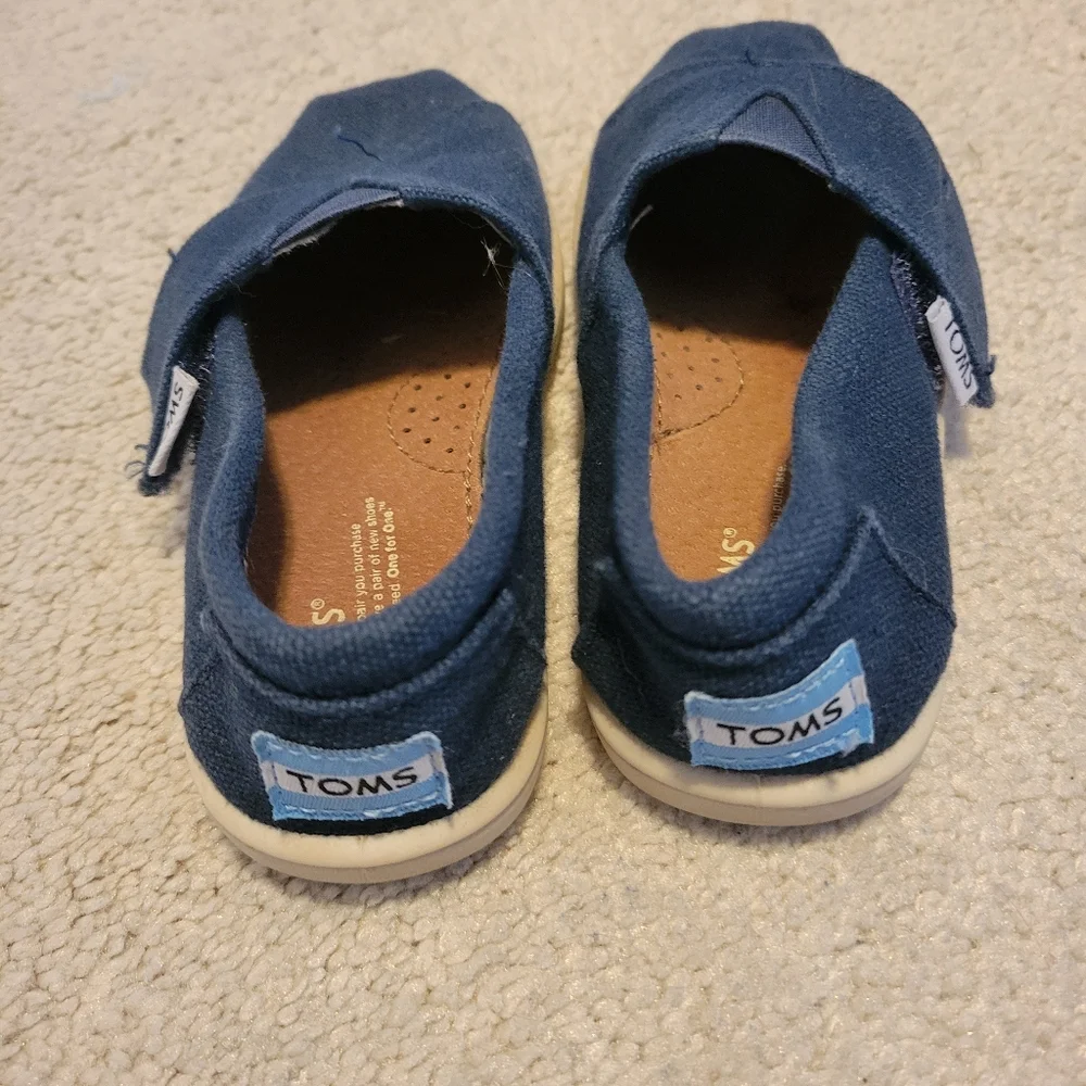 TOMS Toddler Size 7 Blue Moccasins